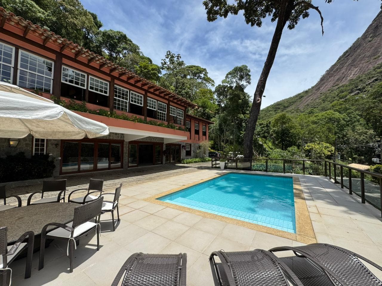 Residência Clássica com Vista Deslumbrante