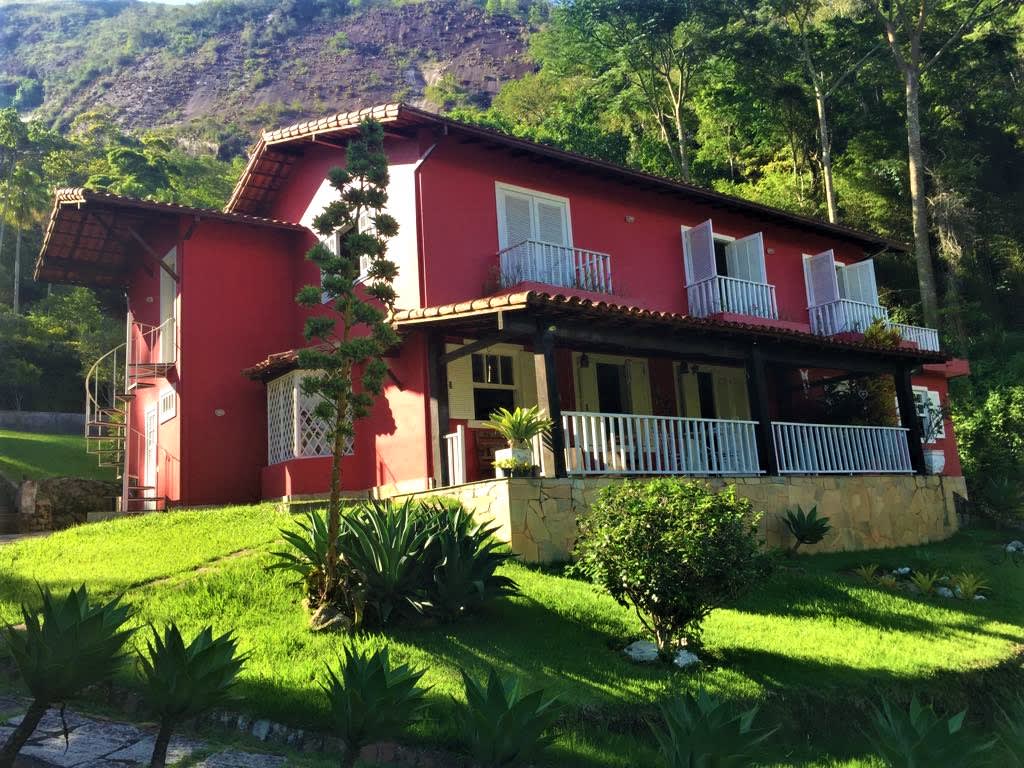 Linda casa em Itaipava fora de condomínio em uma área muito segura e bem pertinho da BR040 e do centro de Itaipava.