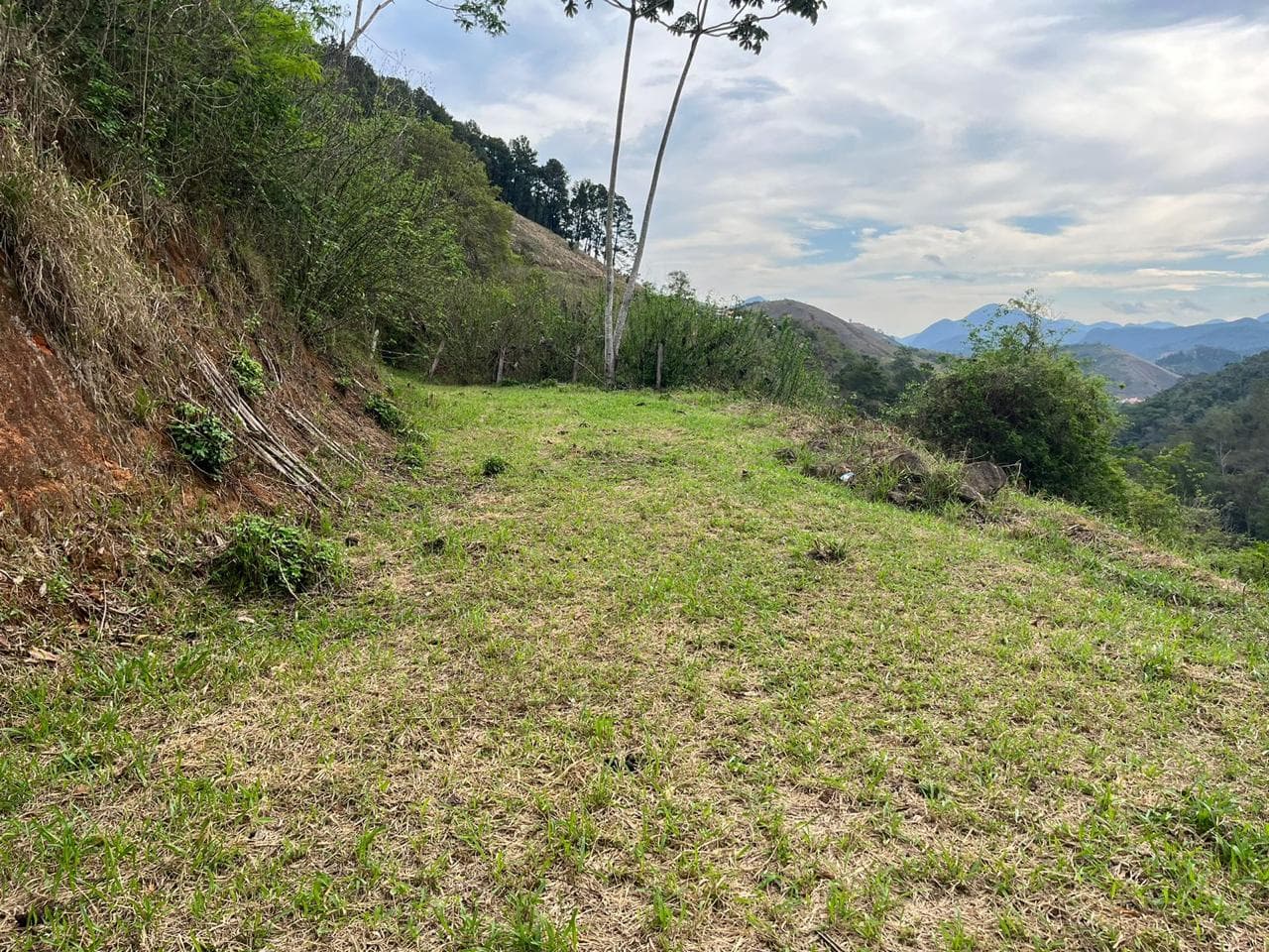 Terreno com linda vista dentro de condomínio - Petrópolis