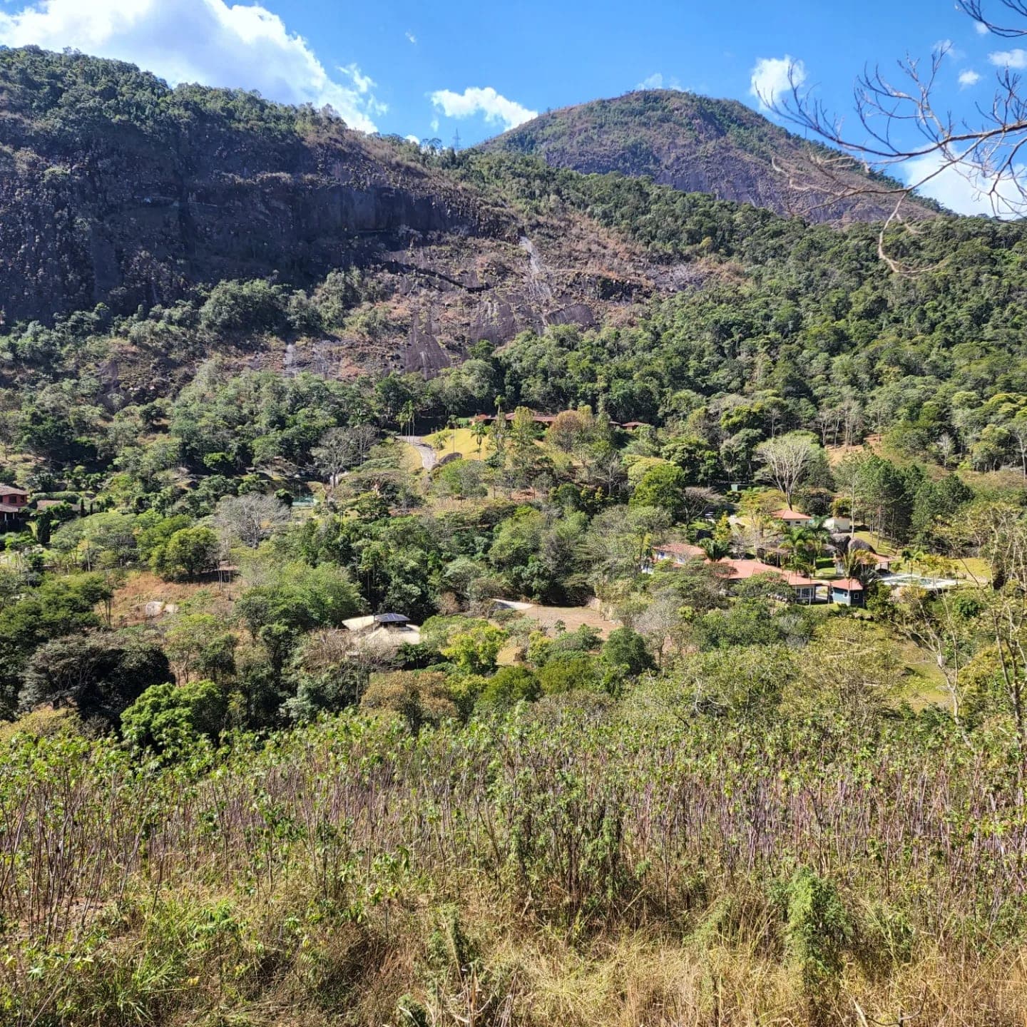 Terreno dentro de condomínio com cachoeira em Itaipava no condomínio.