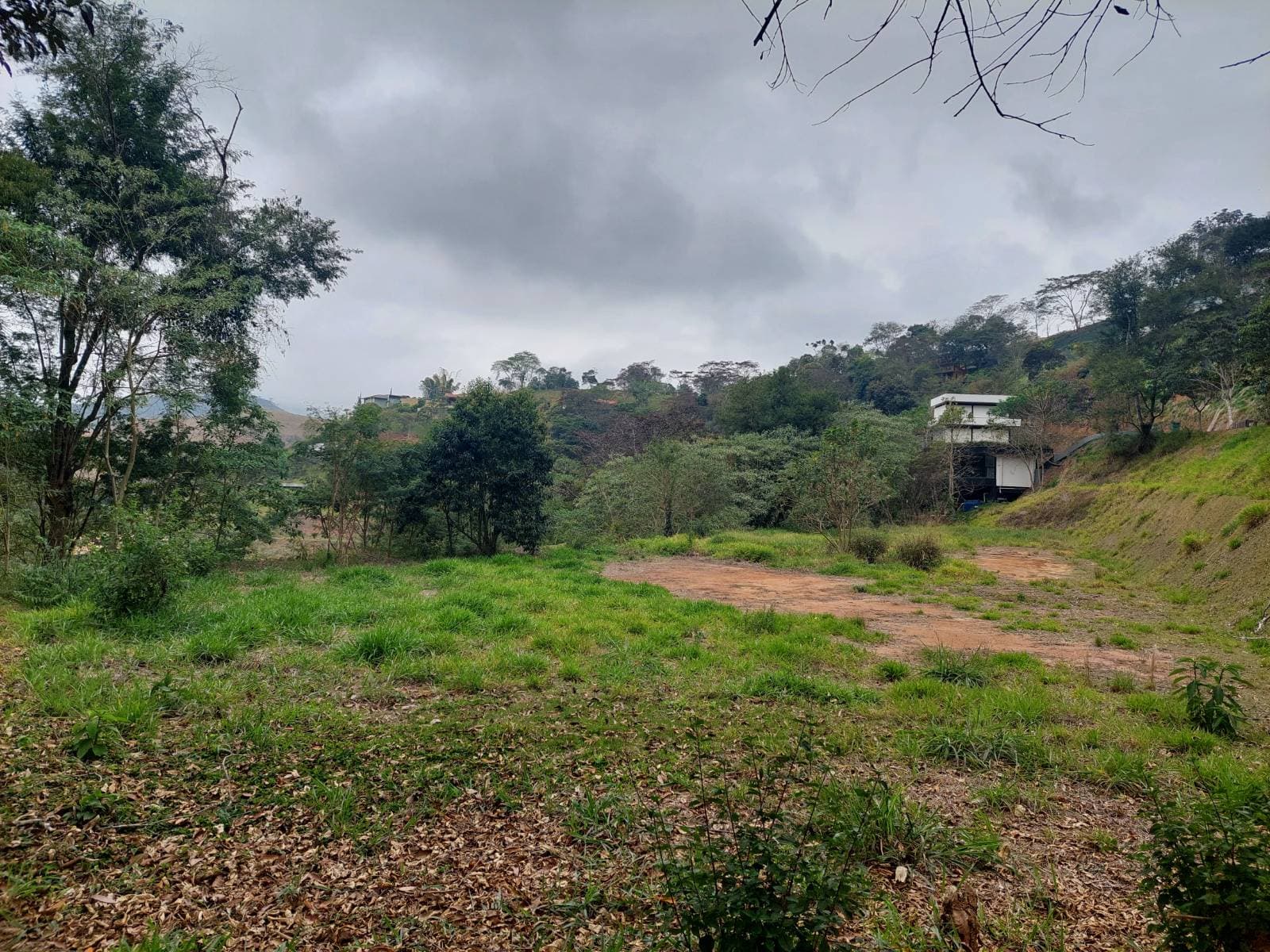 Terreno Totalmente Plano Dentro de Condomínio na BR 040