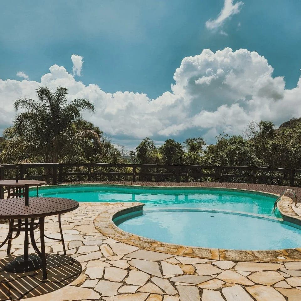 Linda casa dentro de condomínio com vista para montanhas.