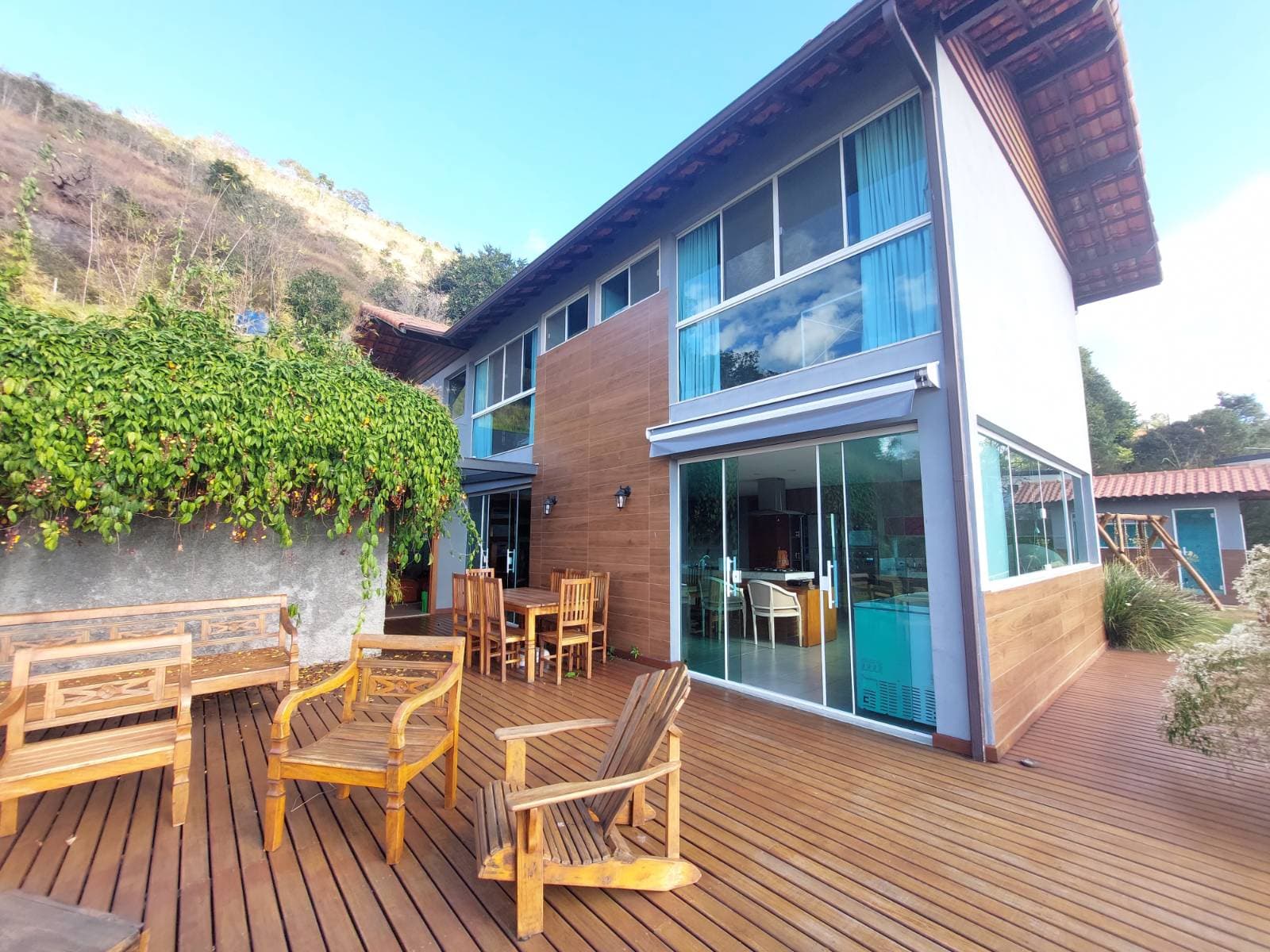 Casa dentro de condomínio em Itaipava com vista maravilhosa.