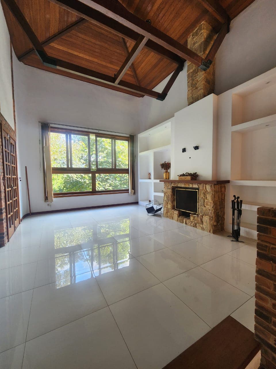 Casa em Itaipava dentro de condomínio central.