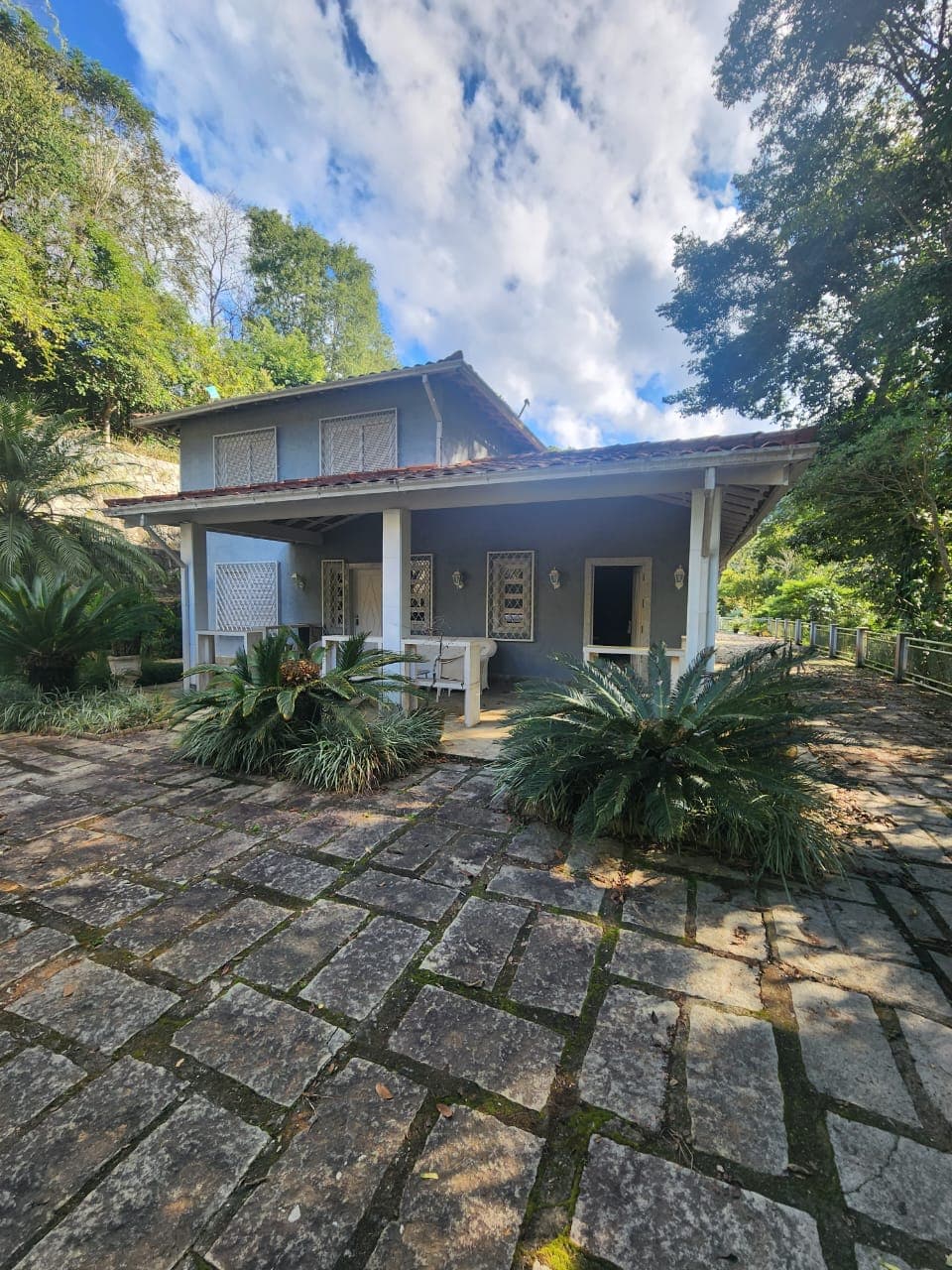 Casa com excelente terreno dentro de condomínio
