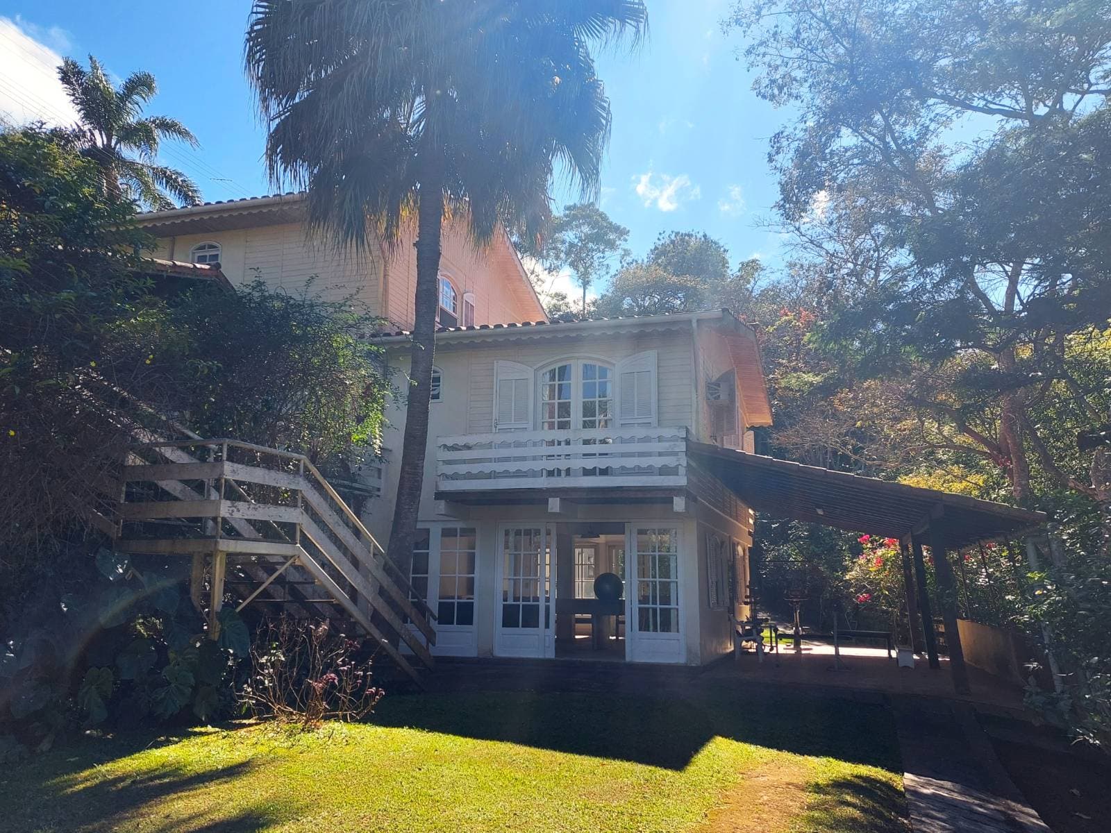 Casa dentro de condomínio bem no centro de Itaipava.