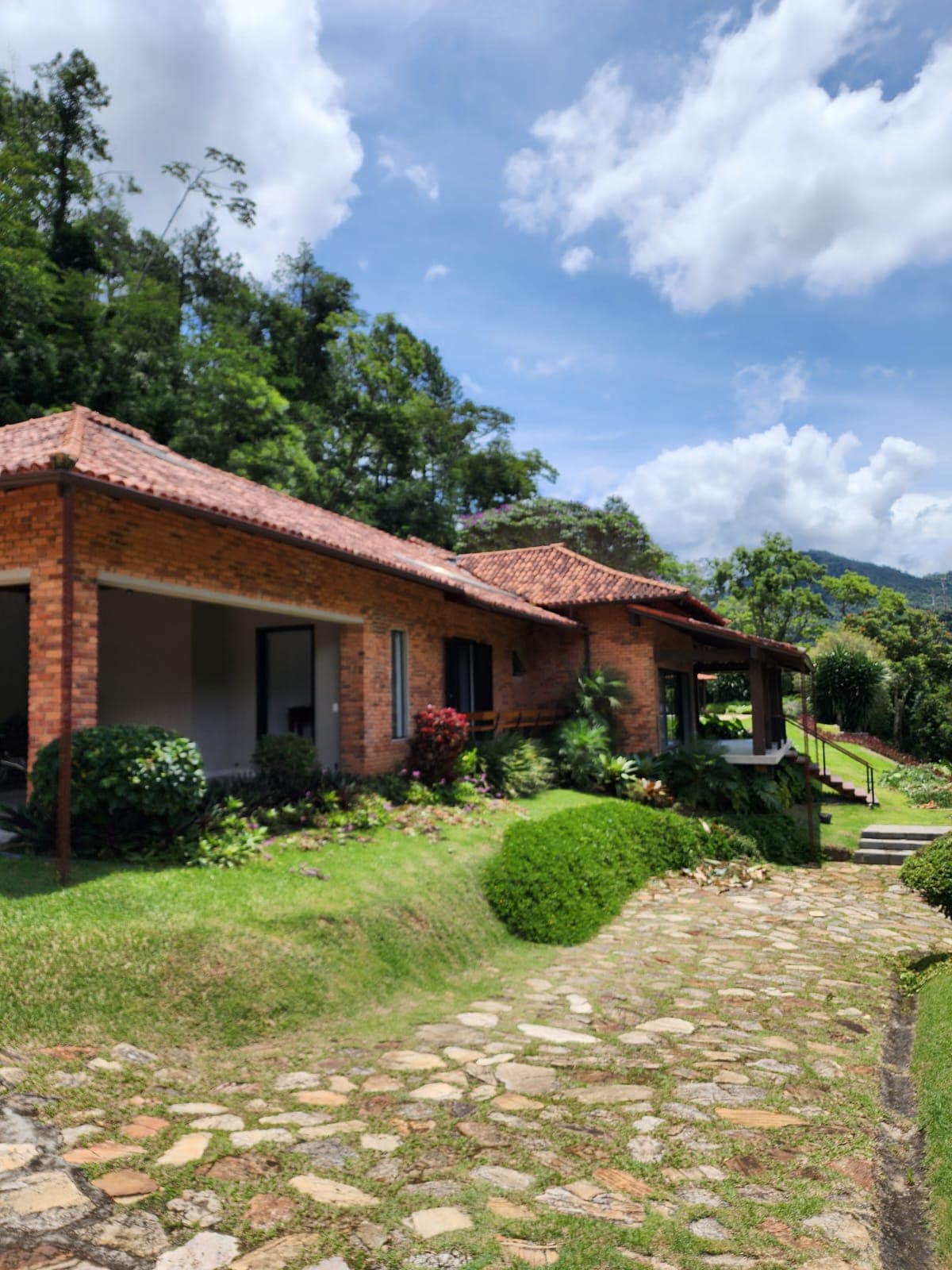 Casa linda, moderna dentro de condomínio em Corrêas.