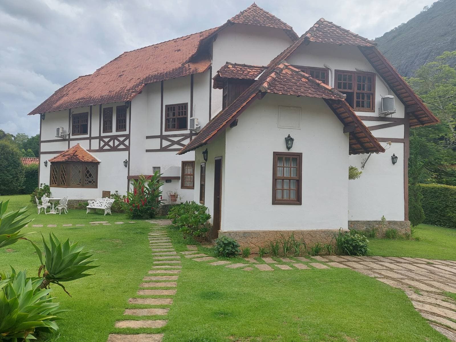 Casa cheia de charme dentro de um excelente terreno!!!