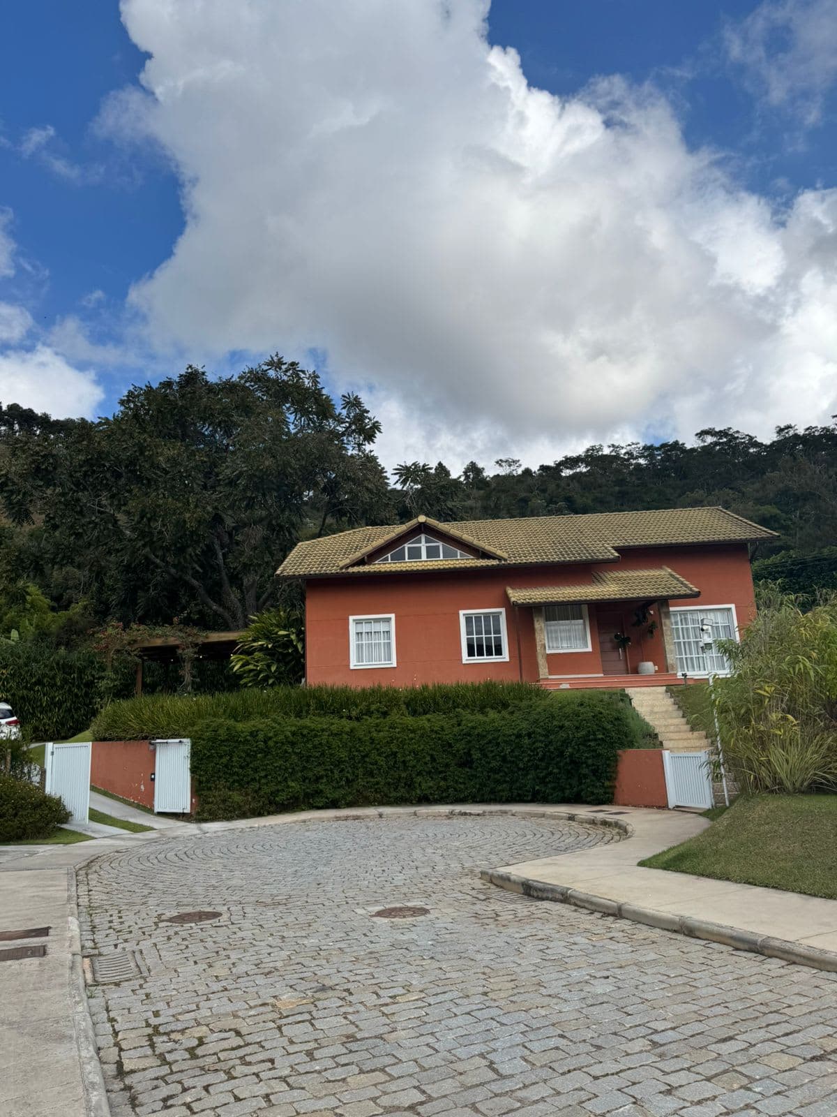Linda e sofisticada casa linear em Itaipava.