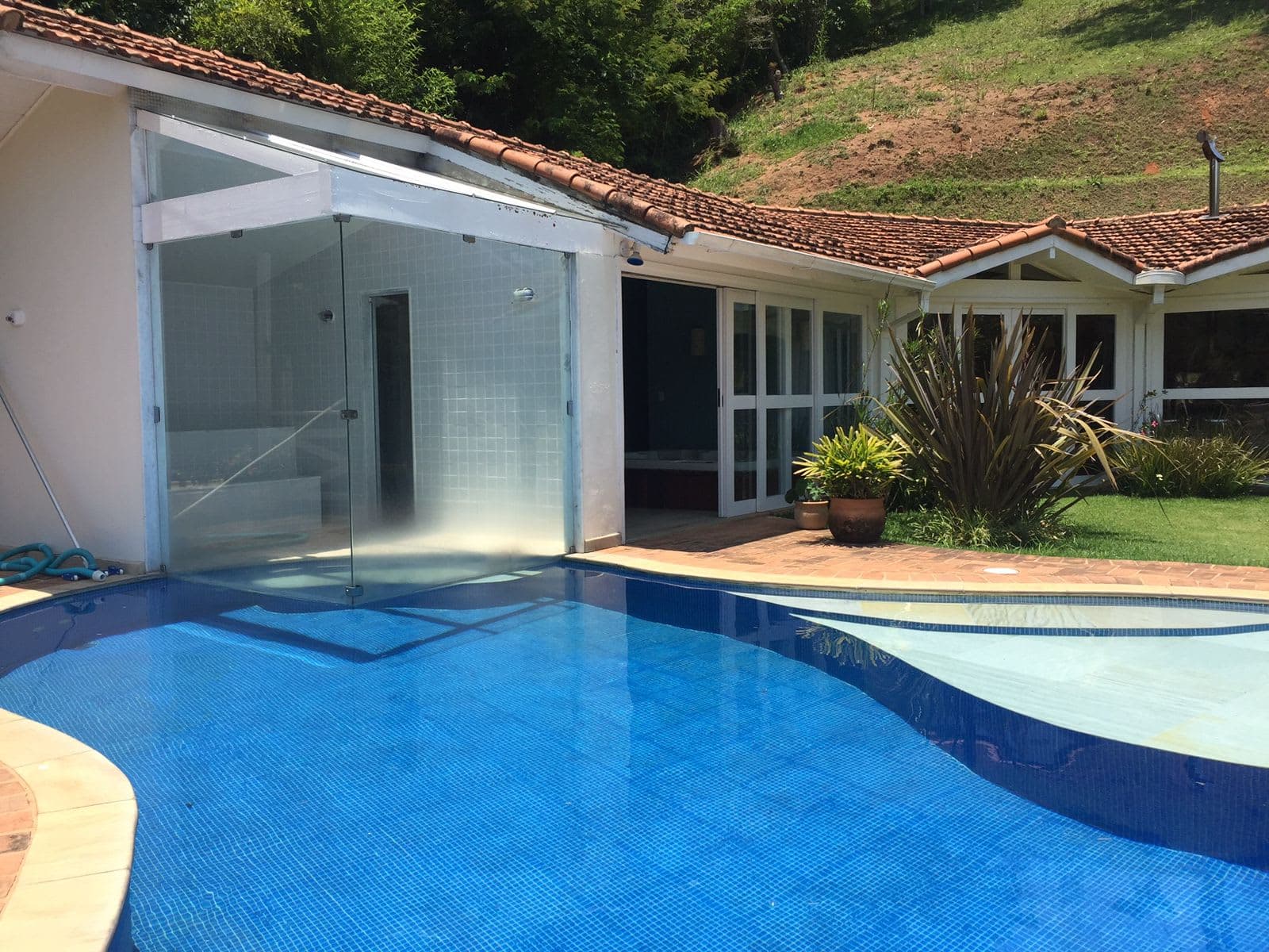 Casa situada no melhor ponto de Nogueira e dentro de condomínio.